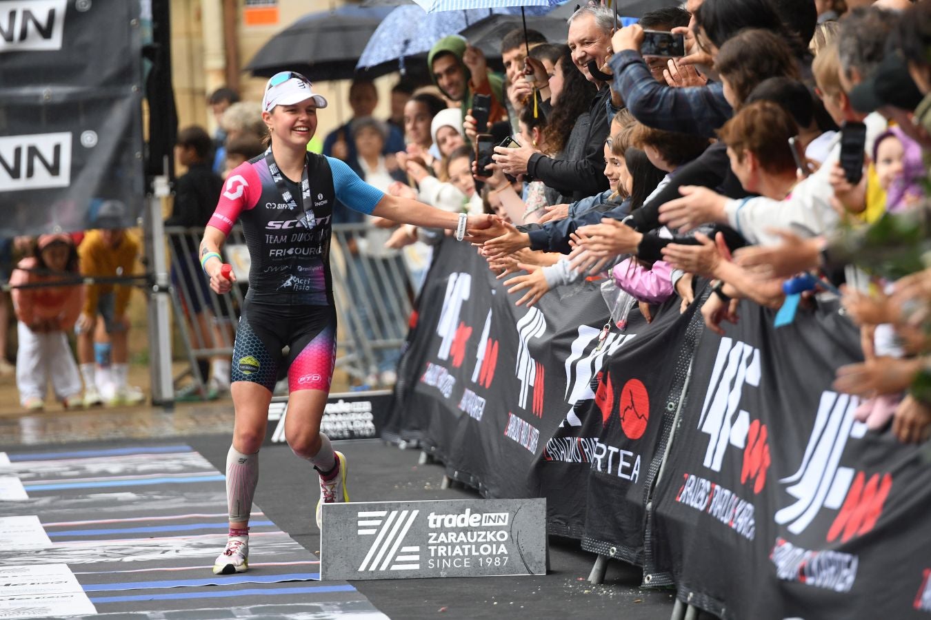 La lluvia no detiene a Montiel y Siffert en el triatlón de Zarautz
