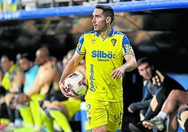 Joseba Zaldua se dispone a sacar de banda en un partido con el Cádiz.