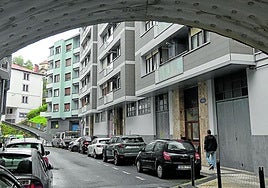 El tramo de la calle Eskalantegi donde fue el arresto. A la izquierda, Pasaia y a la derecha, Donostia.