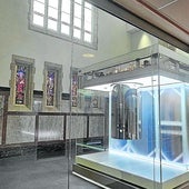 Interior del templo gótico donde se encuentra el ordenador cuántico de IBM System One.