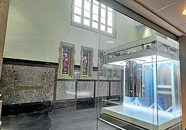 Interior del templo gótico donde se encuentra el ordenador cuántico de IBM System One.