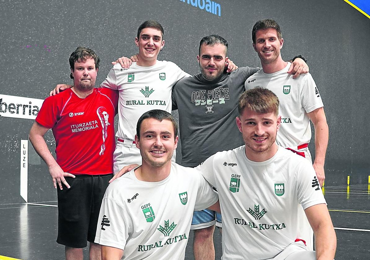 Los pelotaris de Andoain en el frontón Arrate a Deba, en los partido de ida del Provincial, y ganaron 2-1.