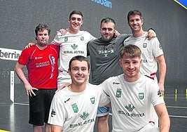 Los pelotaris de Andoain en el frontón Arrate a Deba, en los partido de ida del Provincial, y ganaron 2-1.