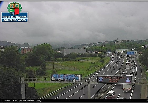 Vista de las retenciones de este sábado por la mañana en la N-I a altura de Andoain por el cierre de la A-15.