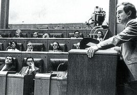 Garaikoetxea, en la tribuna de oradores del Parlamento Vasco durante un pleno antes de la escisión. En los escaños, el entonces grupo parlamentario del PNV.
