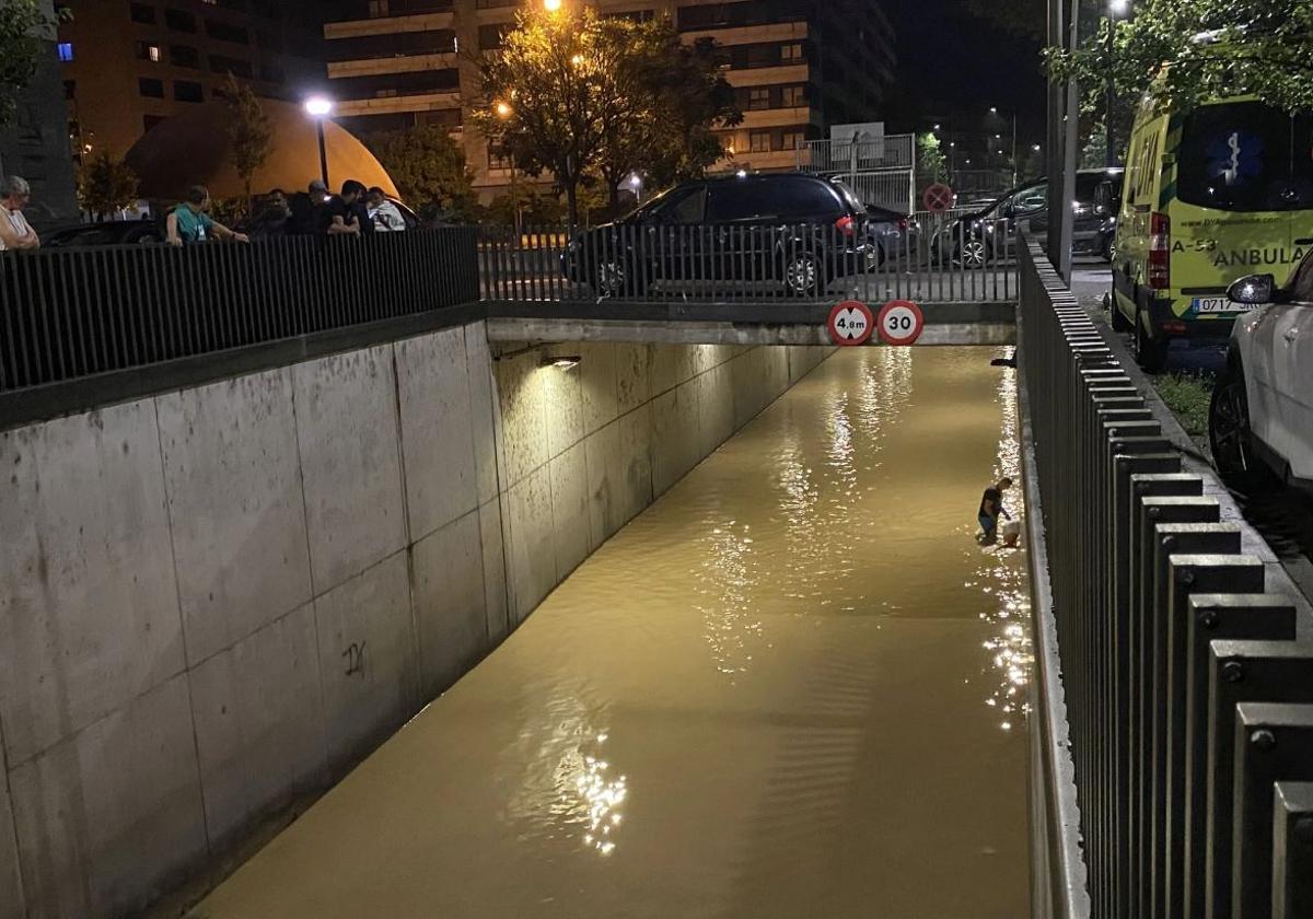 En Tolosa e paso subterráneo de Larramendi quedó completamente anegado,