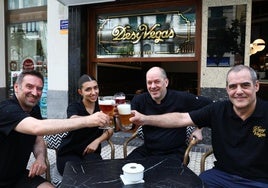 Gorka, Iara, Diego y Pablo brindan por el nuevo Las Vegas con cuatro birras casi de colección.