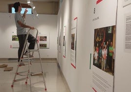 Exposición. Montaje de la muestra en la jornada del viernes en al sala de Biteri.