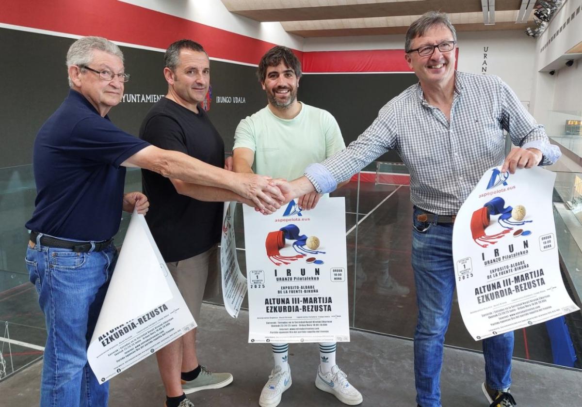 Luis Fernández Urolategi e Iker Bereau, del Kurpil, el concejal Borja Olazabal e Inaxio Errandonea, de Aspe.