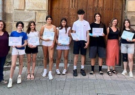 Komiki eta Mikroipuin lehiaketako sarituak Maite Berruet teknikaria eta Ainhoa Jimenez zinegotziarekin.