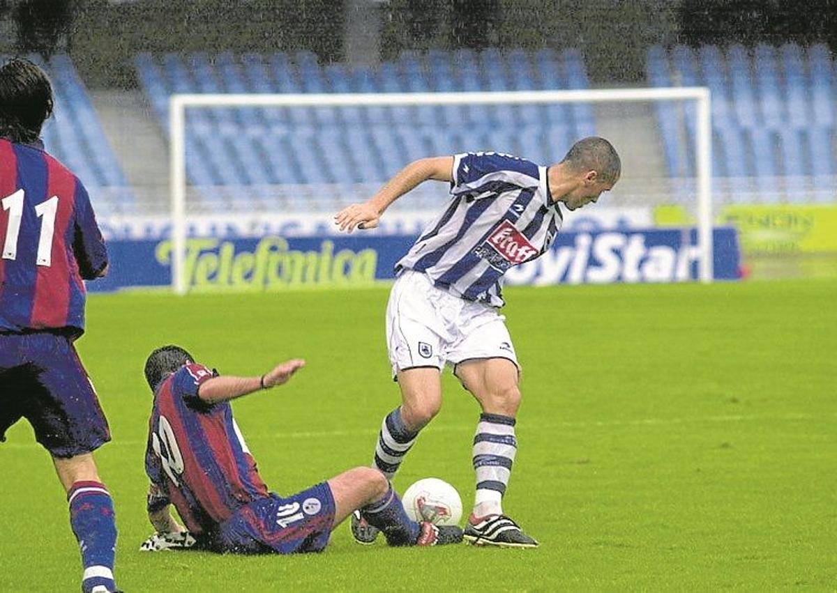 Imagen secundaria 1 - Junto a su amigo Xabi Prieto en un reportaje de 2010 en Berio. Con el Sanse en la campaña 02/03 en un partido ante el Eibar.Josu, arriba al lado del portero, con el Antiguoko en el que jugaban Iraola y Arteta, en la fila de abajo.