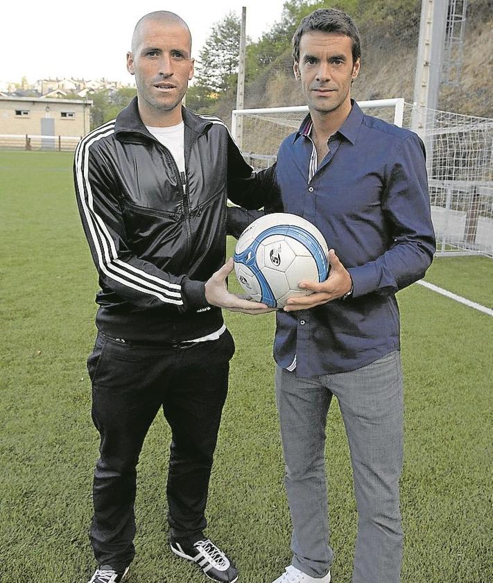 Imagen secundaria 2 - Junto a su amigo Xabi Prieto en un reportaje de 2010 en Berio. Con el Sanse en la campaña 02/03 en un partido ante el Eibar.Josu, arriba al lado del portero, con el Antiguoko en el que jugaban Iraola y Arteta, en la fila de abajo.