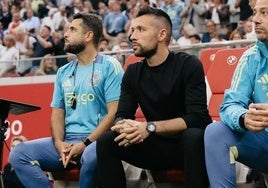Felipe Sánchez Mateos, a la izquierda, junto a Francesco Farioli durante un partido del Ajax