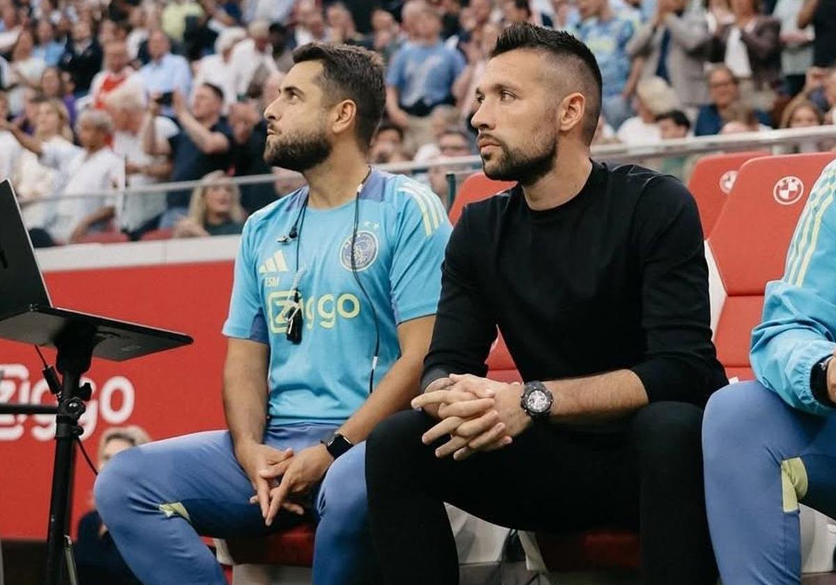 Felipe Sánchez Mateos, a la izquierda, junto a Francesco Farioli durante un partido del Ajax