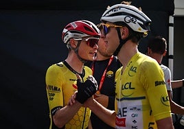 Vingegaard y Pogacar se saludan tras la última etapa del Dauphiné.