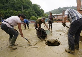 Vecinos de Alegia trabajando el sábado para limpiar una calle del municipio.