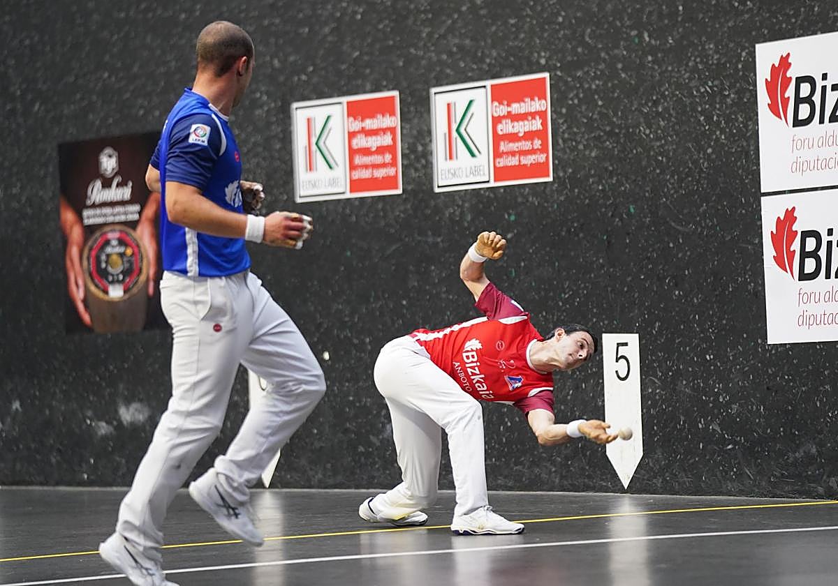 Altuna III devuelve una pelota en una posición inverosimil.