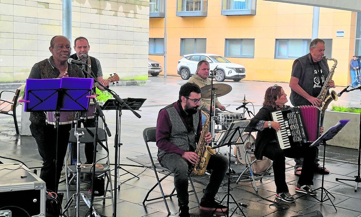 Orkestrina Band Jazpana ofreció ritmos alegres en su concierto para la memoria.