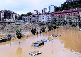 Varios coches cubiertos por el agua en las inundaciones de 1997 en el barrio donostiarra de El Antiguo.