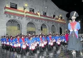 La tamborrada de adultos animó la noche del sábado, jornada que tuvo como otros ingredientes la feria y el concurso de pintura.