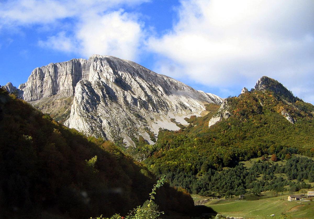 Vista de la Peña Ezkaurre, a la izquierda, en el Pirineo