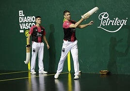 Urriza pelotea en Galarreta con Larrañaga a su espalda.