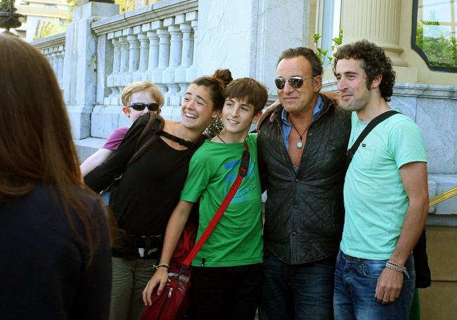 La estrella cercana. La imagen es de 2013, pero se ha repetido en sucesivas visitas. Springsteen siempre encuentra momento para posar con los fans que le esperan en el María Cristina.