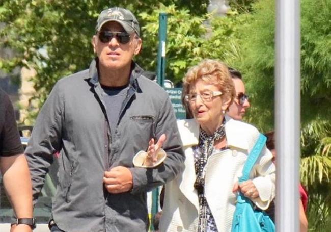 Con su madre, con fiesta incluida en el Illarra. Adele, madre del músico, estuvo en Donostia en aquellas 'vacaciones' de 2013 que incluyeron una fiesta familiar en el Illarra del recordado Josean Eizmendi.