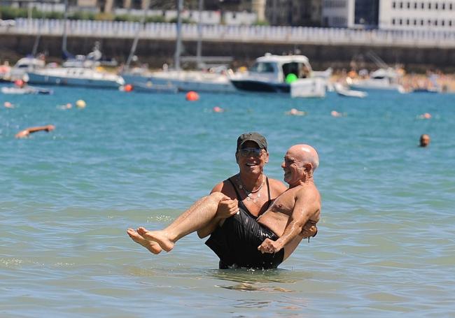 Los rockeros juguetones. Aquella escapada a Ondarreta de 2009 dio mucho juego. Cuando Springsteen vio al fotógrafo de DV se puso a bromear con Roy Bittan.