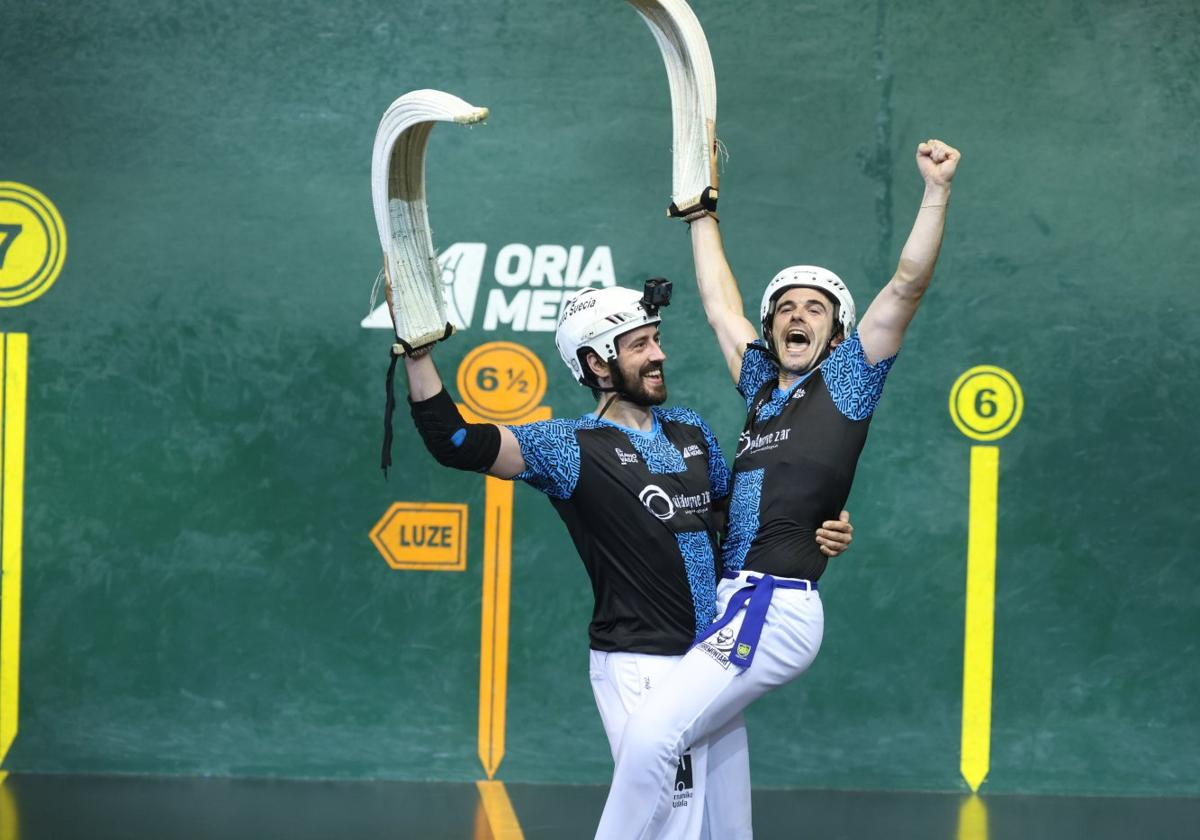 Endika Barrenetxea y Kemen Aldabe explotan de alegría tras el triunfo, ayer en Galarreta.