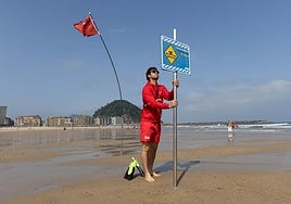 Un socorrista la semana pasada en la playa de Zurriola.