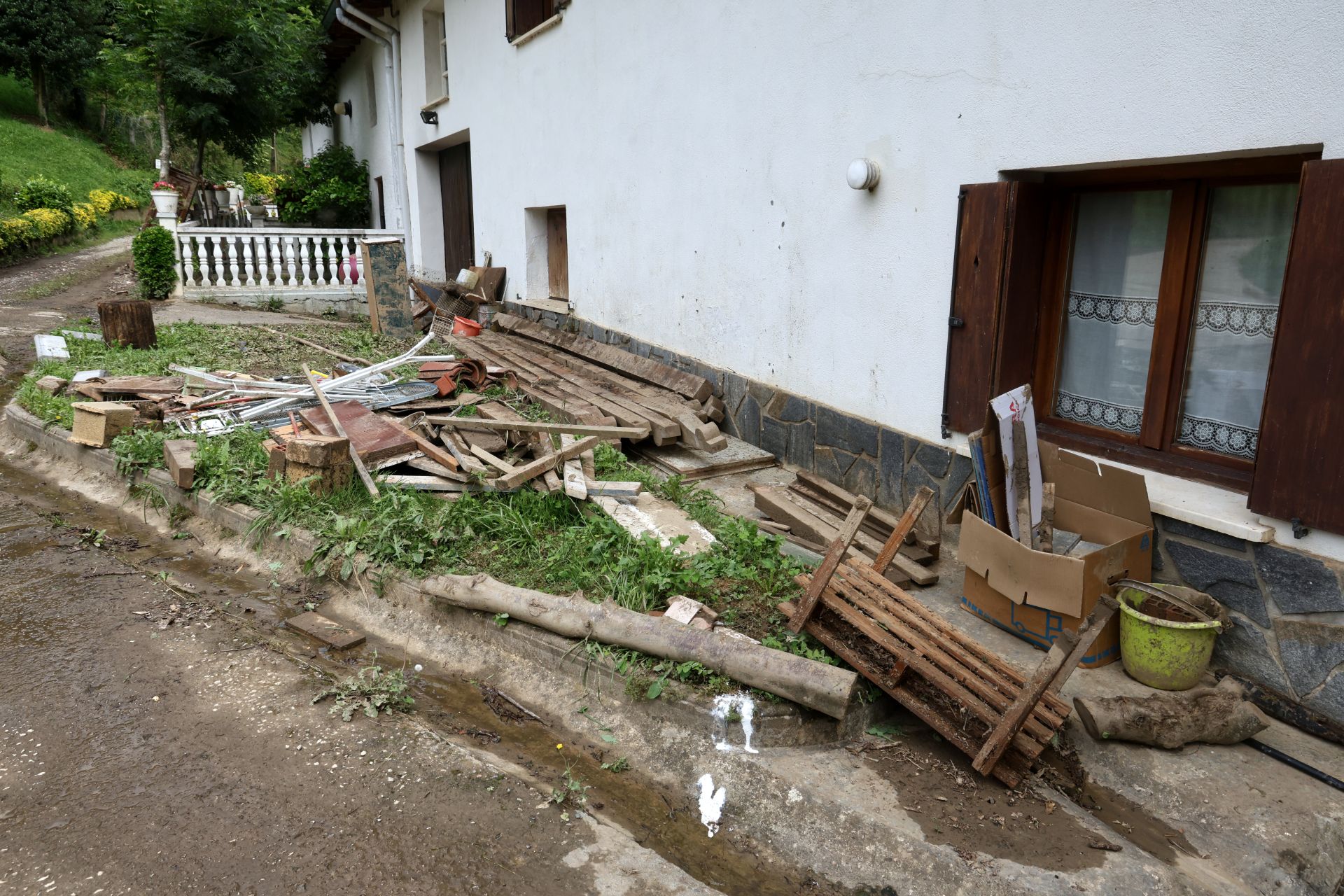 Agua, barro y boquetes: las imágenes del caserío de Iñaki Oria arrasado por la tormenta