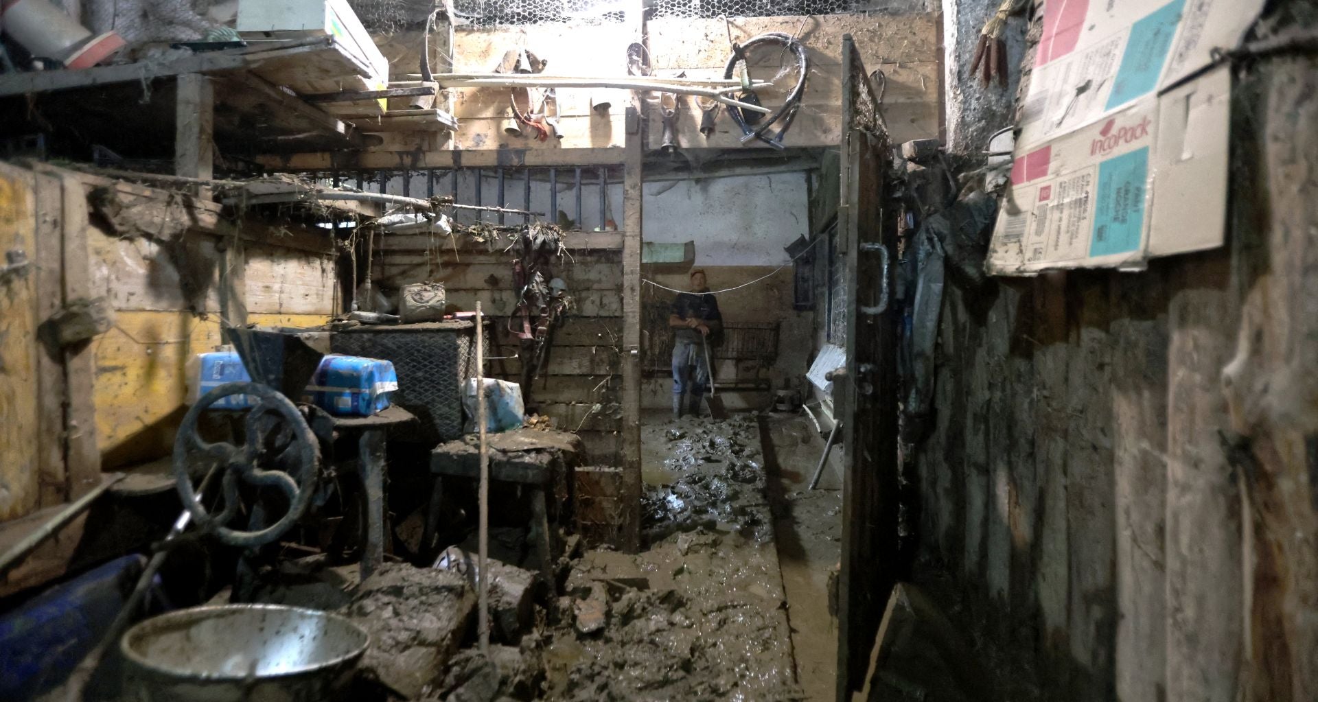Agua, barro y boquetes: las imágenes del caserío de Iñaki Oria arrasado por la tormenta