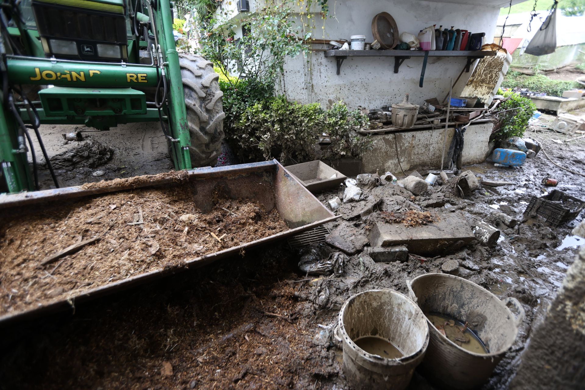 Agua, barro y boquetes: las imágenes del caserío de Iñaki Oria arrasado por la tormenta