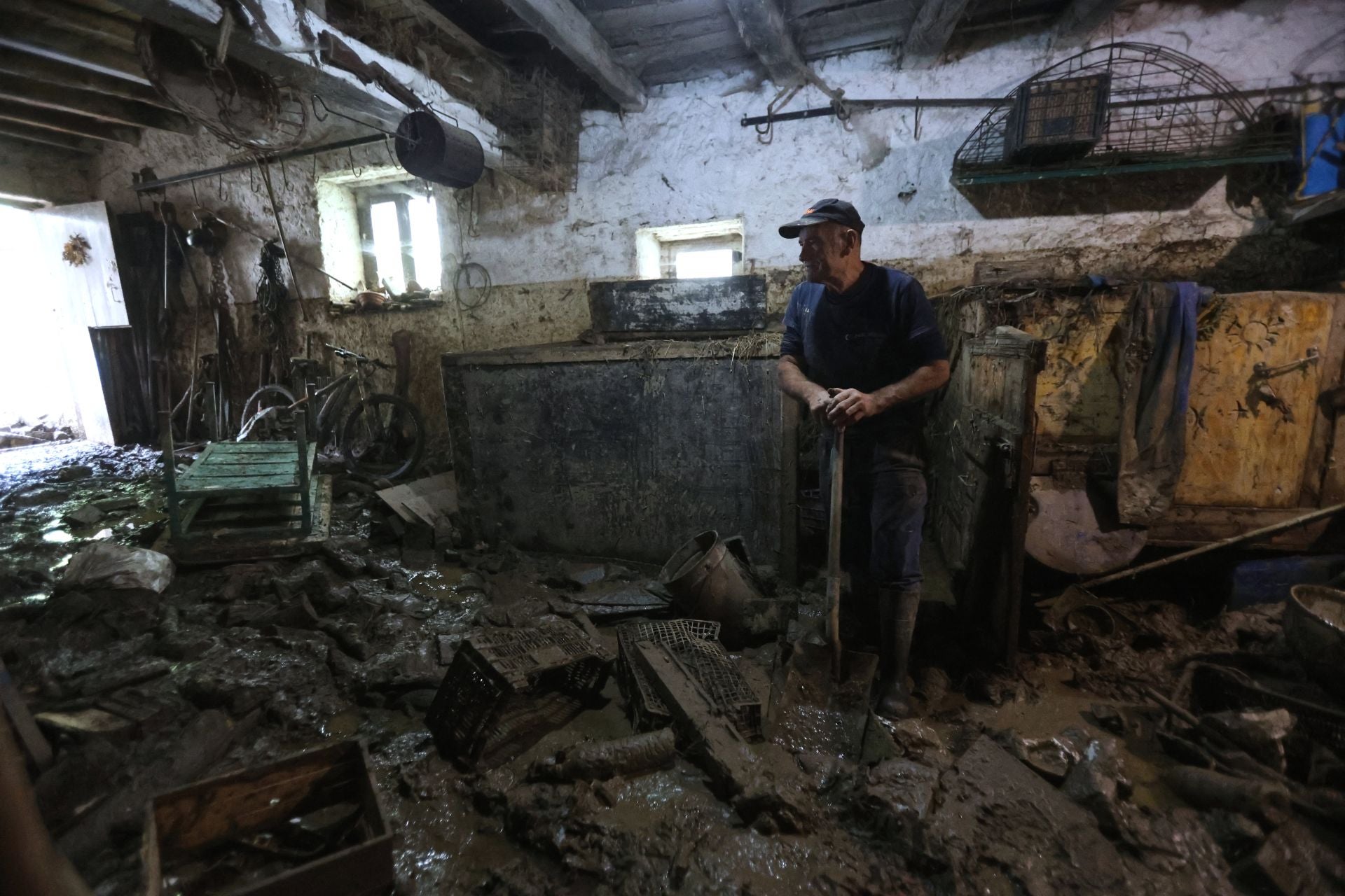 Agua, barro y boquetes: las imágenes del caserío de Iñaki Oria arrasado por la tormenta