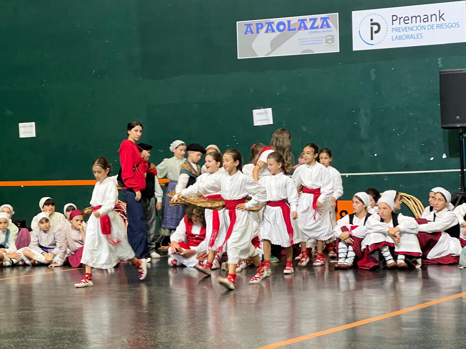 Dantzari txikien ikuskizun ederra