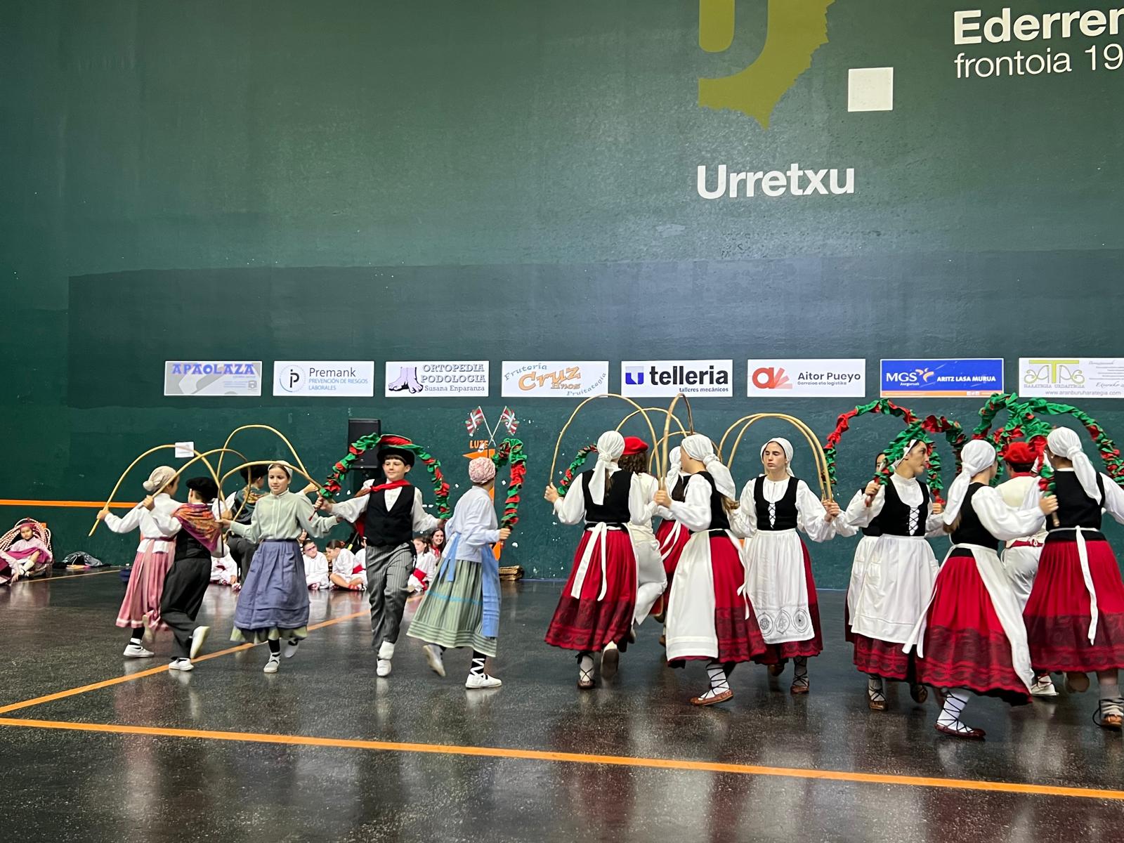 Dantzari txikien ikuskizun ederra