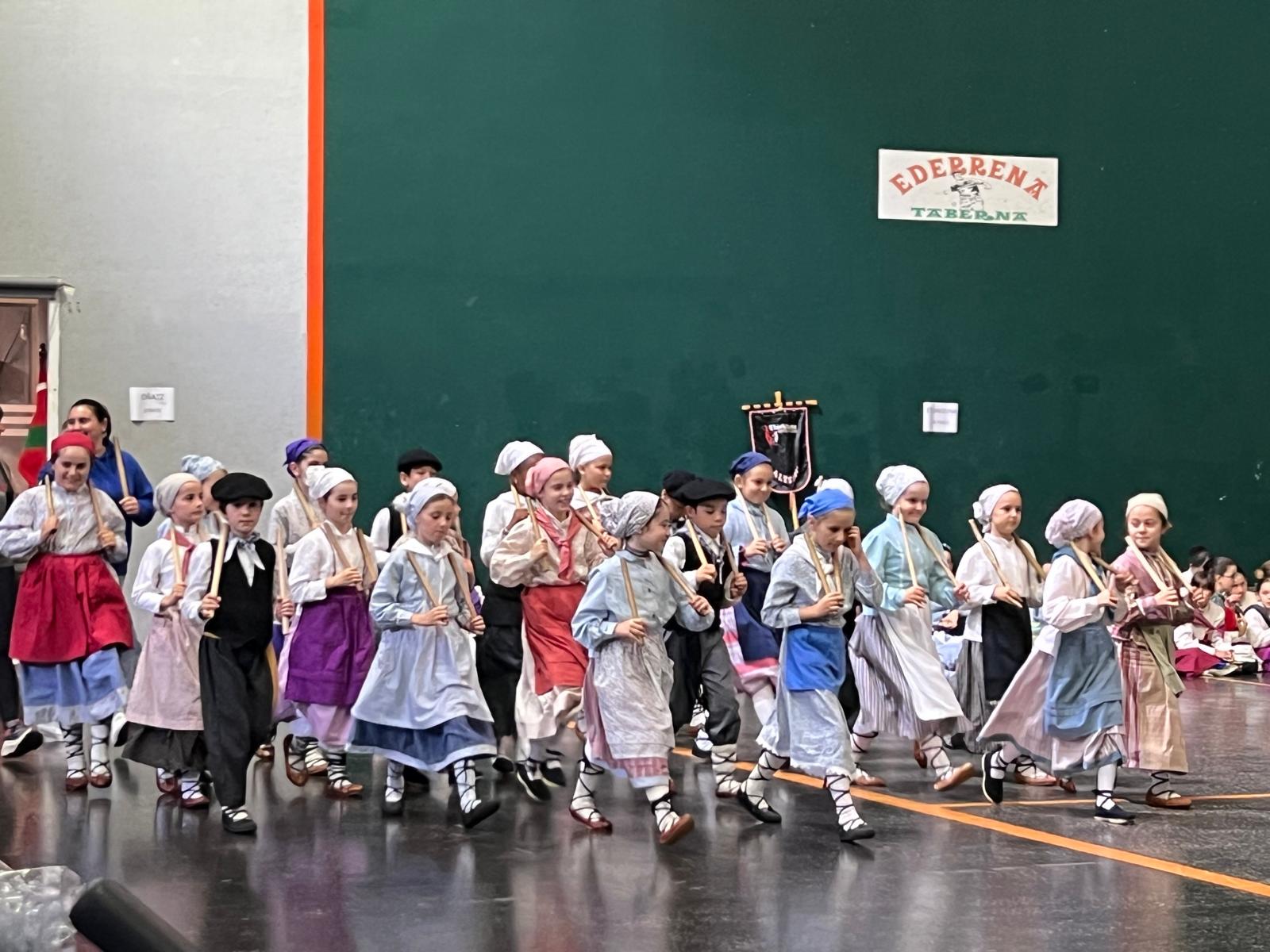 Dantzari txikien ikuskizun ederra
