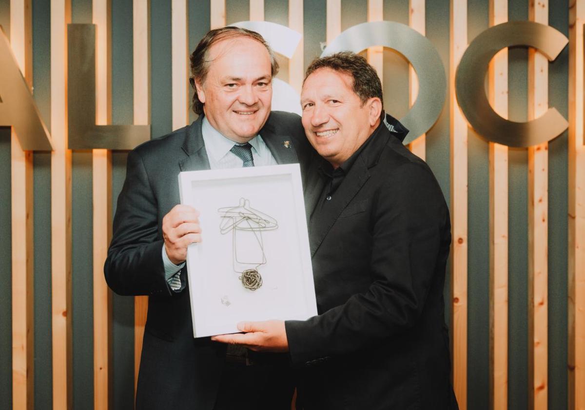 Jokin Aperribay y Eusebio Sacristán se abrazan en el palco de Anoeta durante el Real-Celta.