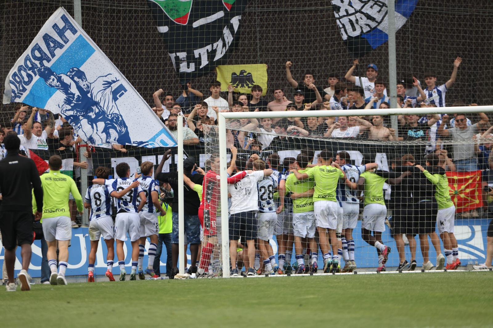 Los jugadores del Sanse celebran con Bultzada el pase a la final del playoff de ascenso
