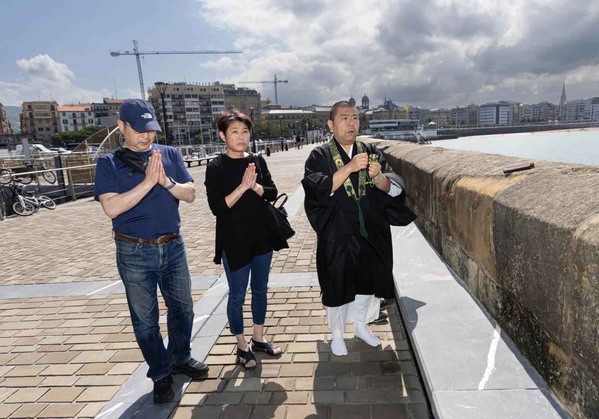 Hitoshi y Akari Karube. matrimonio japonés residente en Donostia, junto al monje budista Shigeru Matsui, este lunes en el Muelle donostiarra.