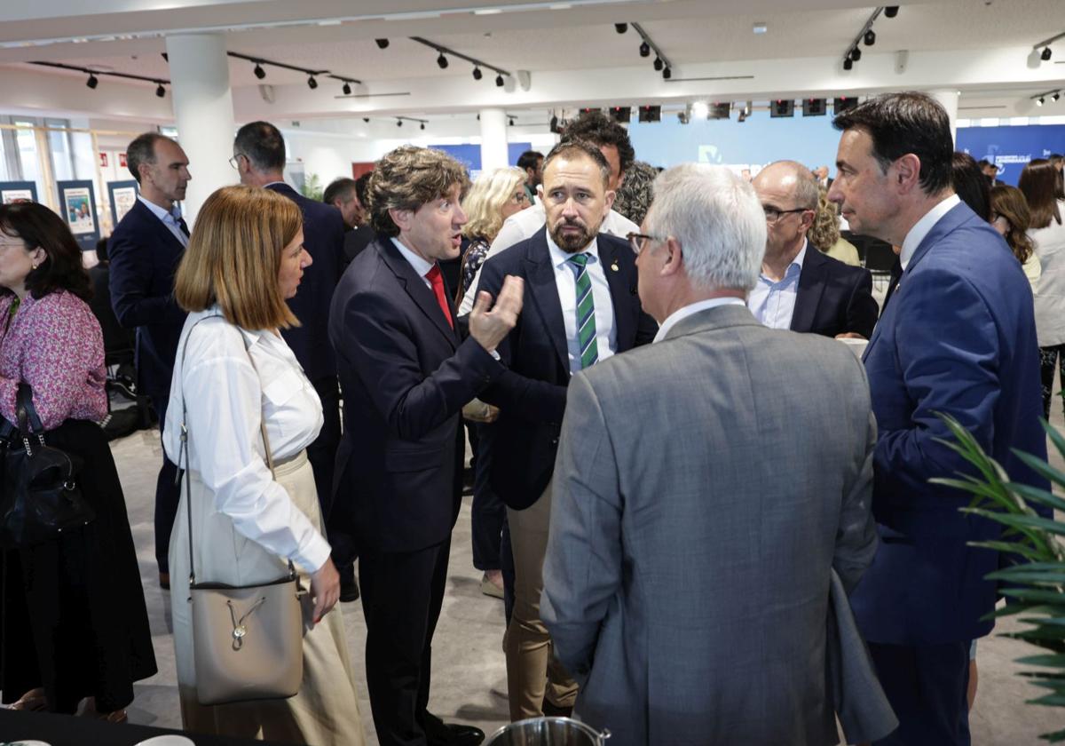 Denis Itxaso y José Ignacio Asensio (de espaldas) charlan con Eneko Andueza durante el Encuentro con el lehendakari del viernes en DV.