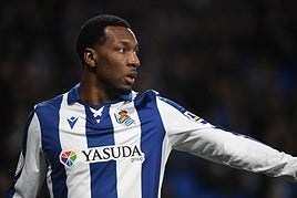 Sheraldo Becker se dispone a sacar un córner en Anoeta durante un partido de la pasada temporada