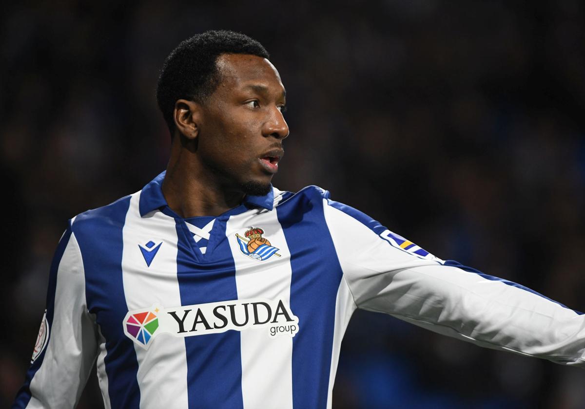 Sheraldo Becker se dispone a sacar un córner en Anoeta durante un partido de la pasada temporada