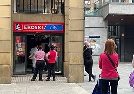 Trabajadores esperan fuera del Eroski.
