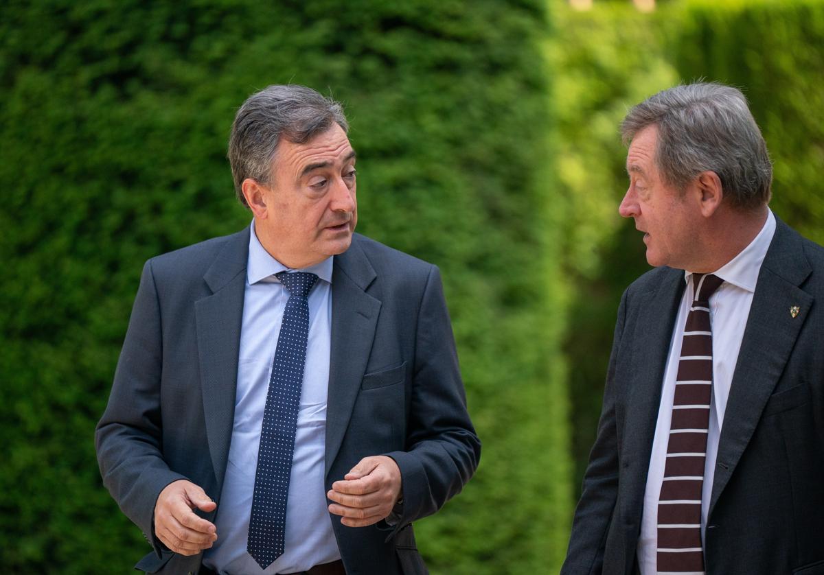 Aitor Esteban junto a Bingen Zupiria este lunes en Ajuria Enea.