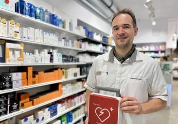 «Se desplomó en mitad del paso de cebra y sacamos el desfibrilador de la farmacia»