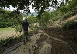 Patxi Ulanga observa el estado en el que ha quedado el camino de acceso al caserío Larrunbe.