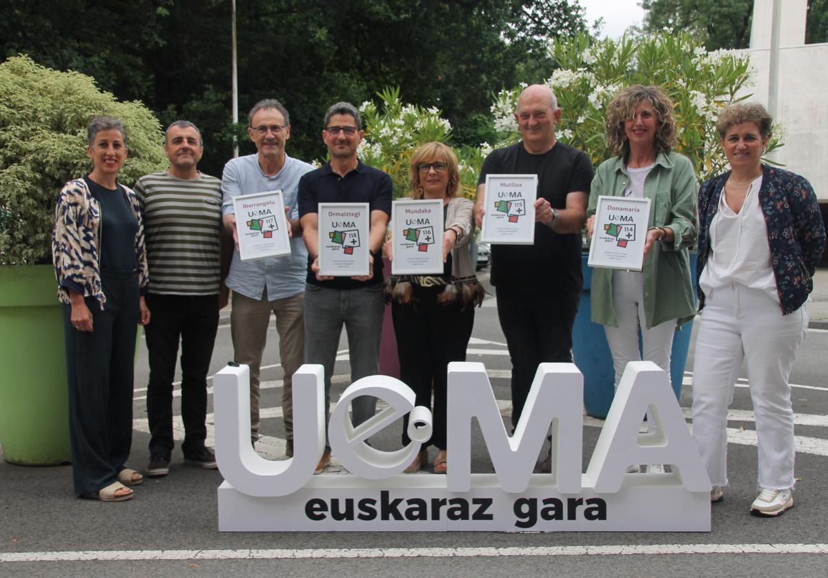 Irune Urbieta UEMAko lehendakariordea, Martin Aramendi UEMAko lehendakaria, Jesus Mari Ziluaga Ibarrangeluko alkatea, Jon Enrike Ormaiztegiko alkatea, Sorne Rubio Mundakako alkatea, Iñaki Ugalde Mutiloako alkatea, Natalia Rekarte Donamariako alkatea eta Ana Azkoitia Azkoitiko alkatea
