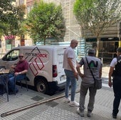 Varios clientes observan la barra metálica caída sobre la acera en la calle Matia de Donostia y que ha golpeado a un hombre.